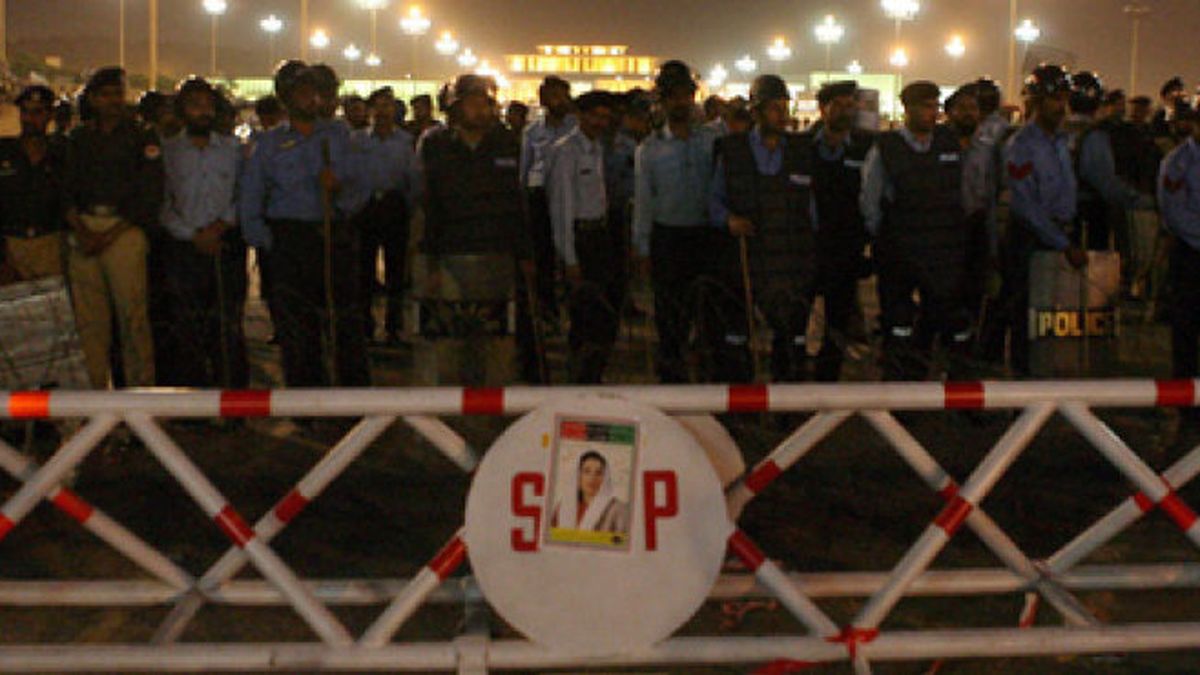 La Policía paquistaní se enfrenta a cientos de manifestantes mientras el Parlamento aprueba el estado de emergencia