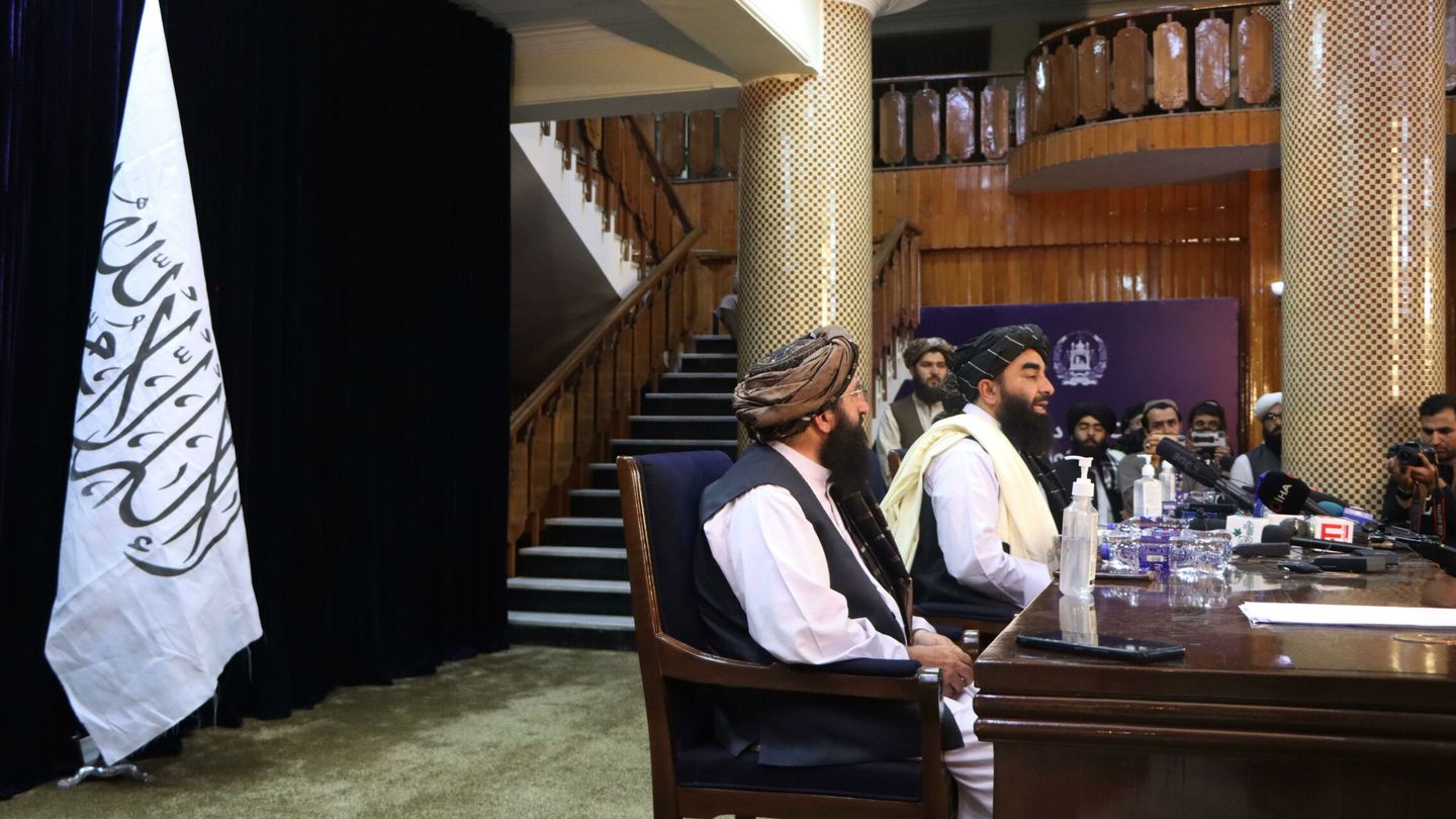El portavoz talibán Zabihulá Muyahid en rueda de prensa desde Kabul (EFE)