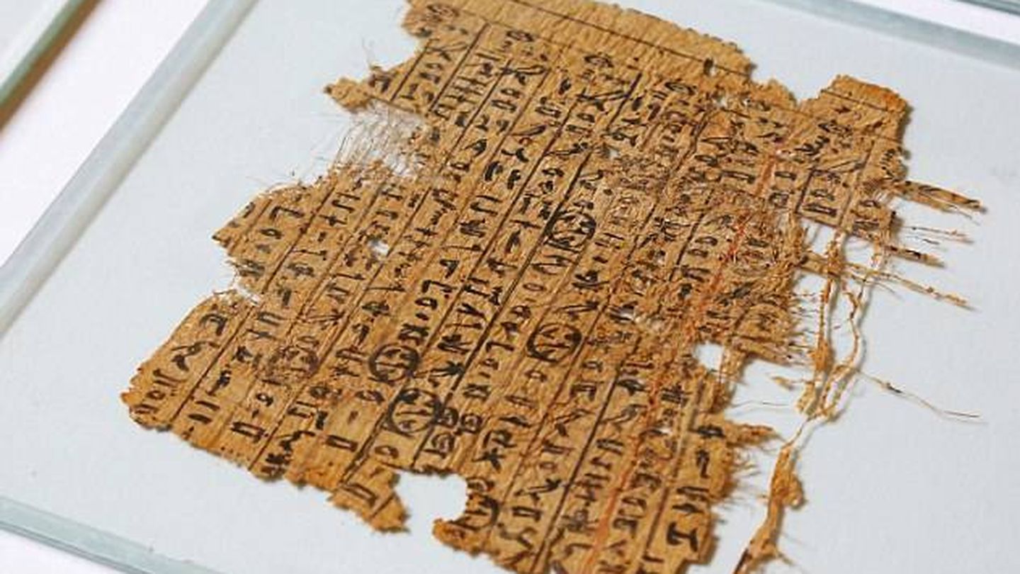 Uno de los restos de los papiros hallados. (Channel 4)