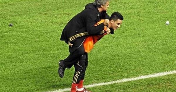 Foto: Mourinho se sube a lomos de Callejón tras marcar un gol Cristiano Ronaldo en Mestalla (EFE)