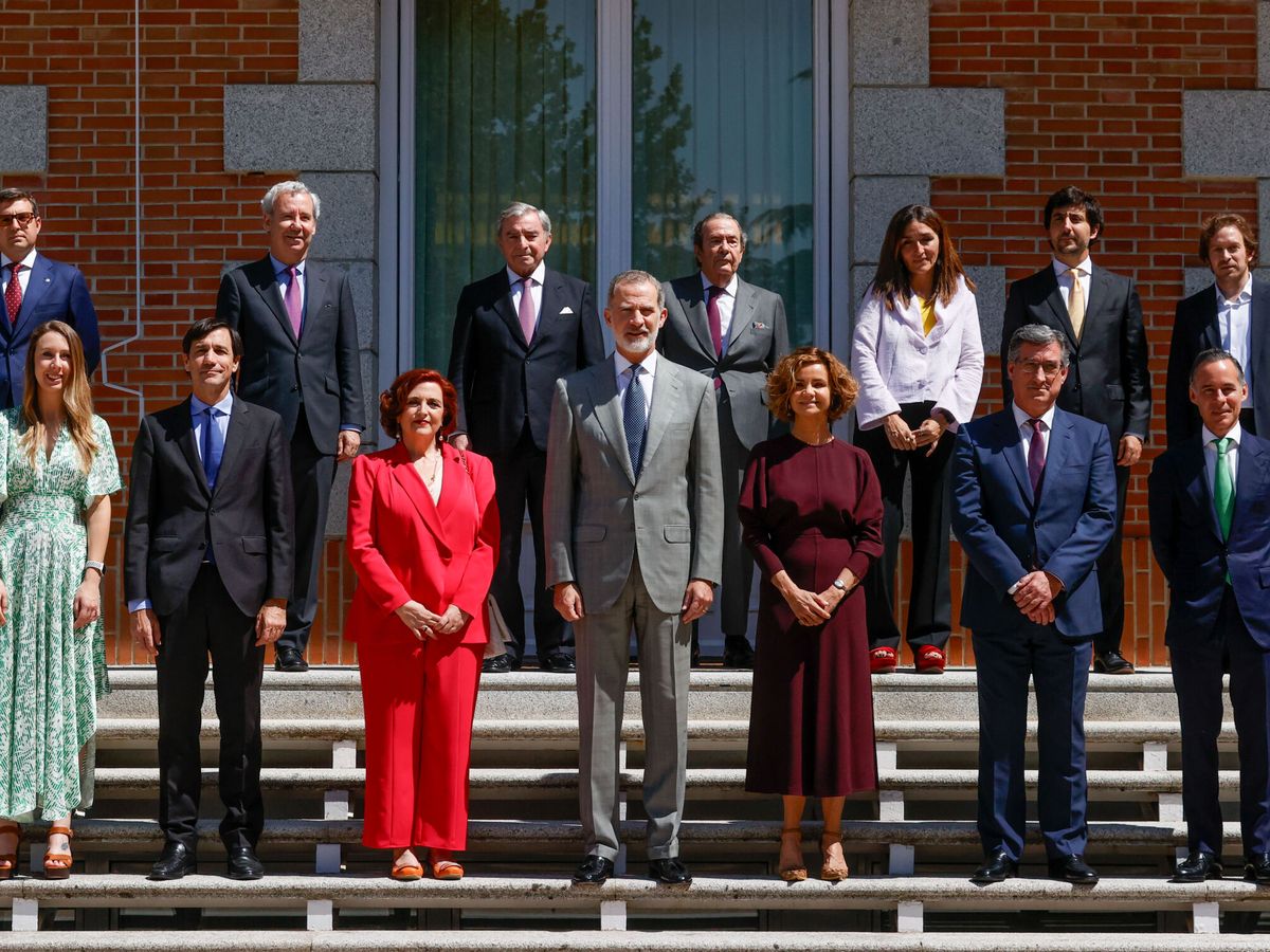 Foto: Posado con el rey Felipe VI en el centro durante la recepción. (EFE/Javier Lizon)