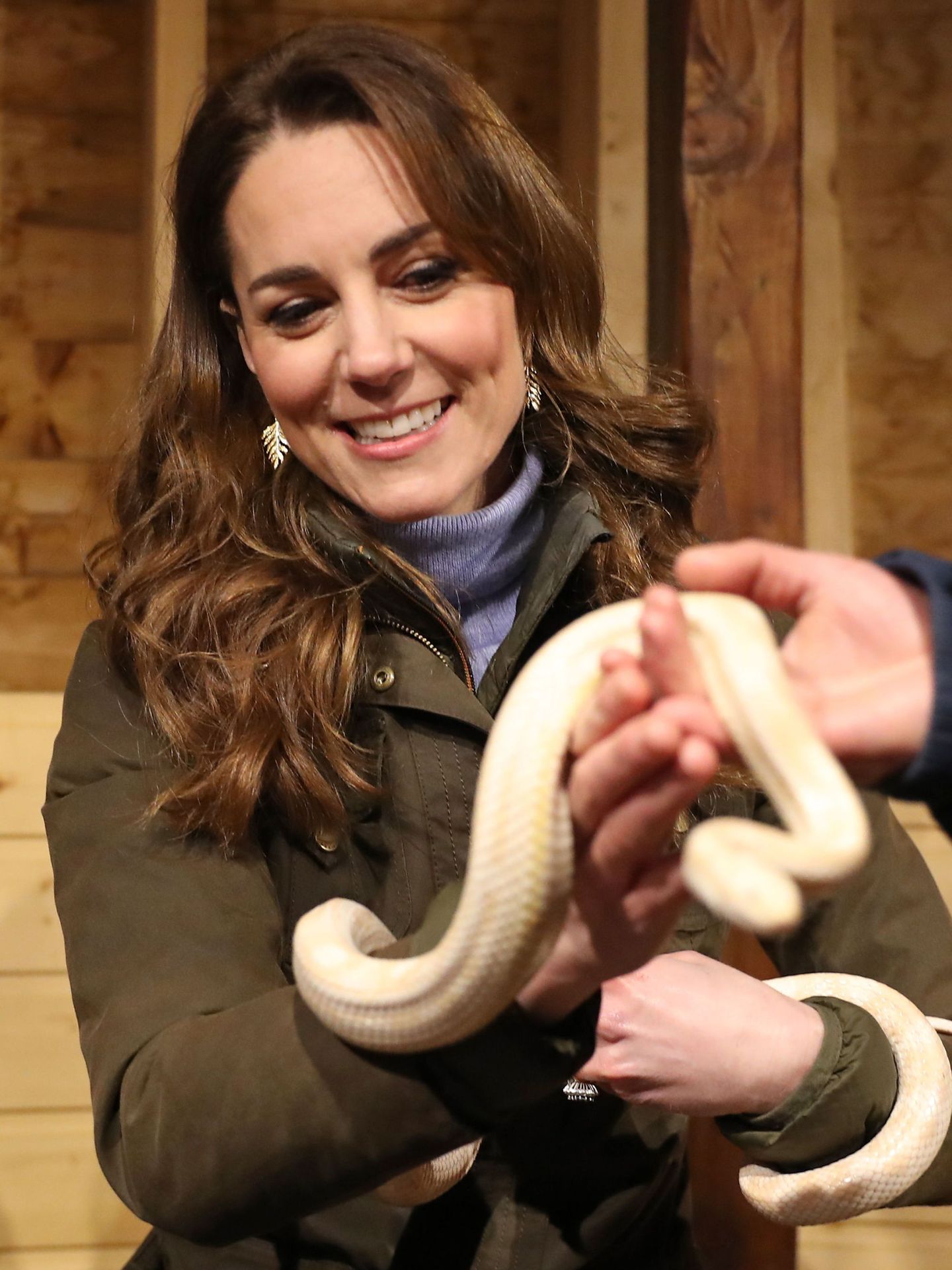 Kate Middleton, junto a una serpiente en su visita a Ark Open Farm. (EFE)