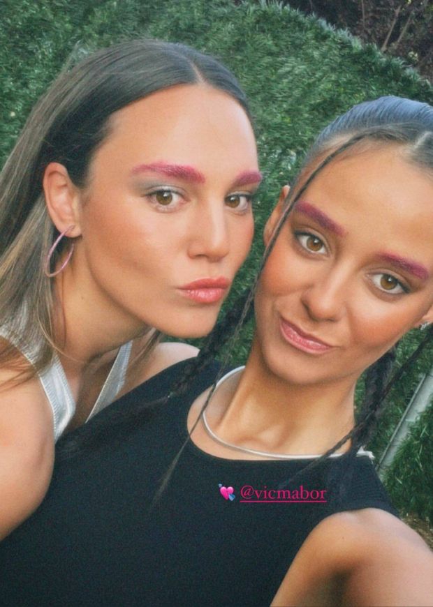 Victoria Federica, junto a su inseparable Rochi, ambas con las cejas rosa fucsia. (Instagram/@vicmabor)