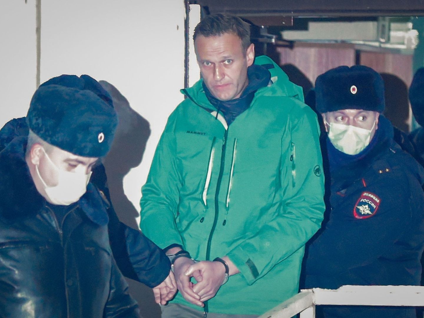 El opositor ruso Alekséi Navalni sale esposado de una comisaría en las afueras de Moscú. (EFE)