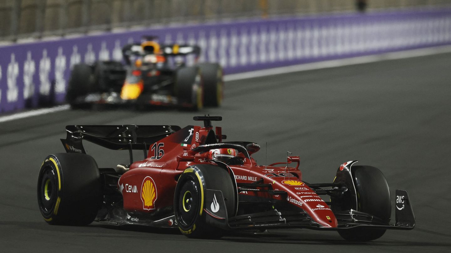Emocionante la batalla entre Leclerc y Verstappen. (Reuters/Hamad I Mohammed)