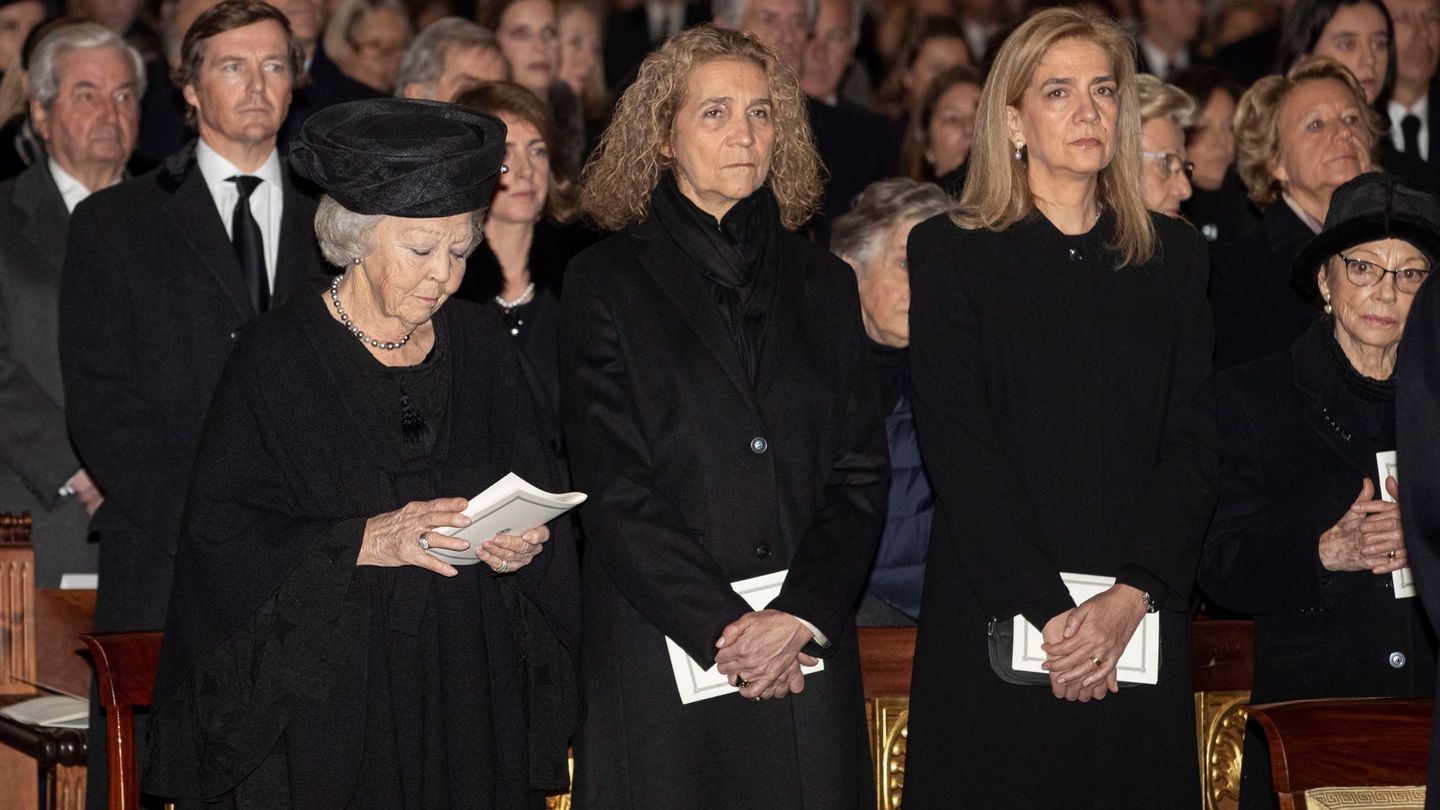 Las infantas Elena y Cristina, en el funeral de la infanta Pilar junto a Beatriz de Holanda. (EFE)