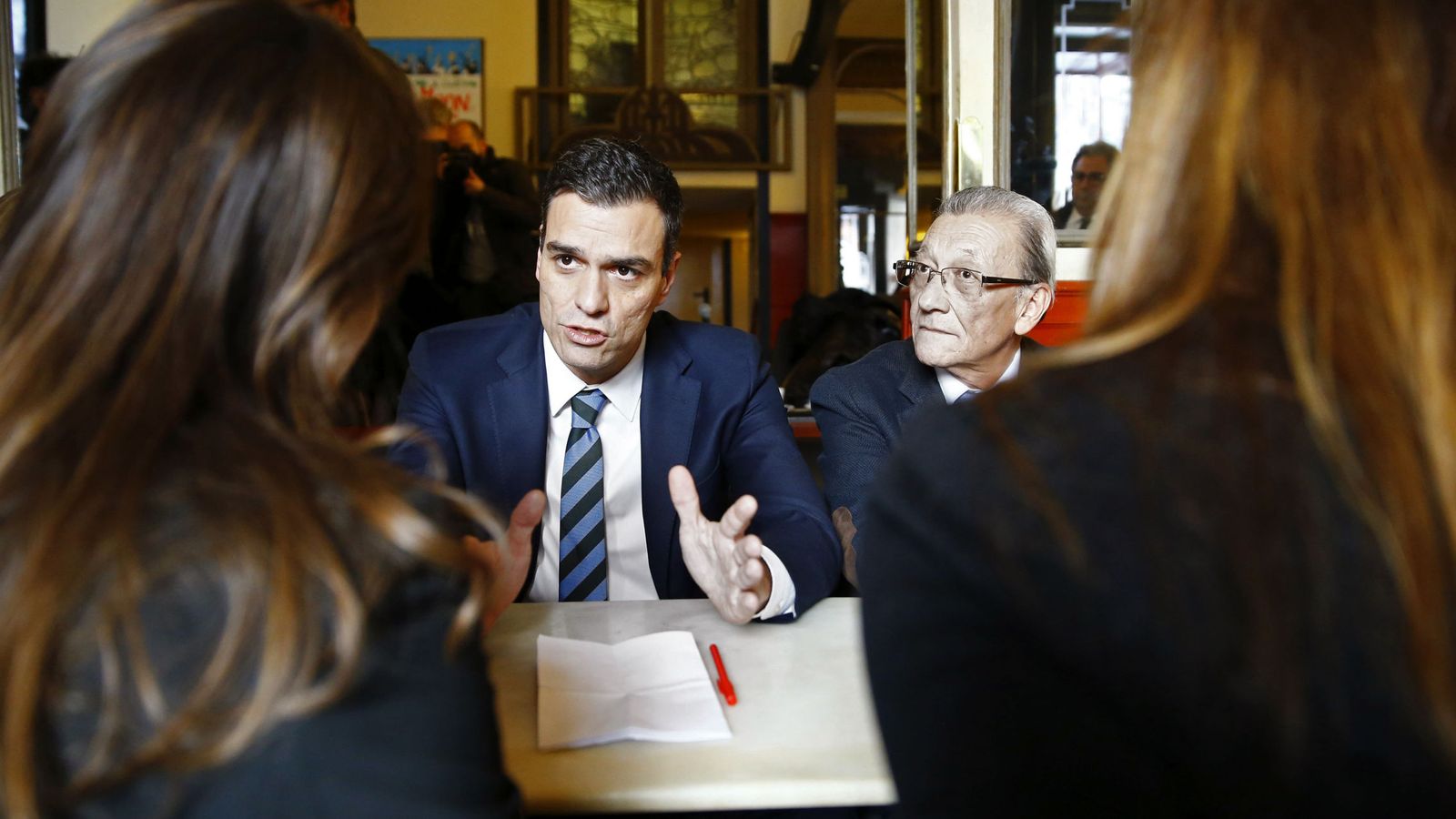 Foto: Sánchez, junto al presidente de la Unión de Profesionales y Trabajadores Autónomos (UPTA), Sebastián Reina, durante su reunión, este lunes en el Café Central de Madrid. (EFE)