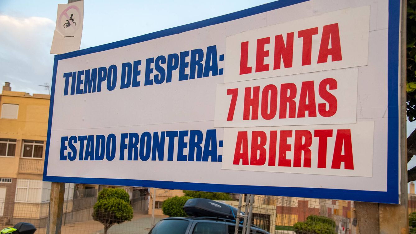 Foto: Zona de espera de vehículos de la frontera del Tarajal (Ceuta). (Javier Sakona)