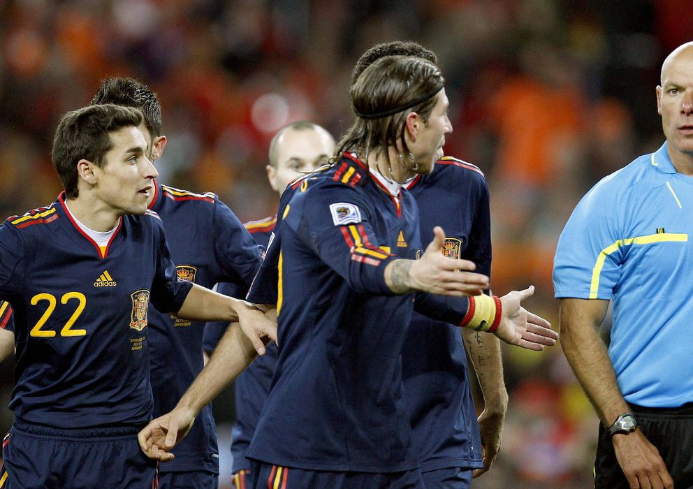 Foto: Los jugadores españoles piden a Howard Webb la roja para De Jong tras su entrada sobre Xabi Alonso.