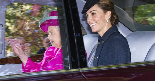 Foto: Isabel II y Kate Middleton camino de misa. (Getty)