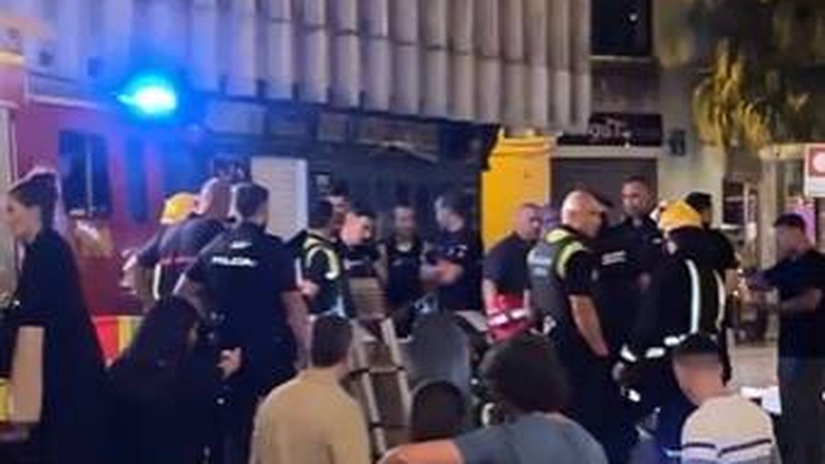 Los bomberos rescatan a un joven borracho que se cayó en un contenedor en Málaga