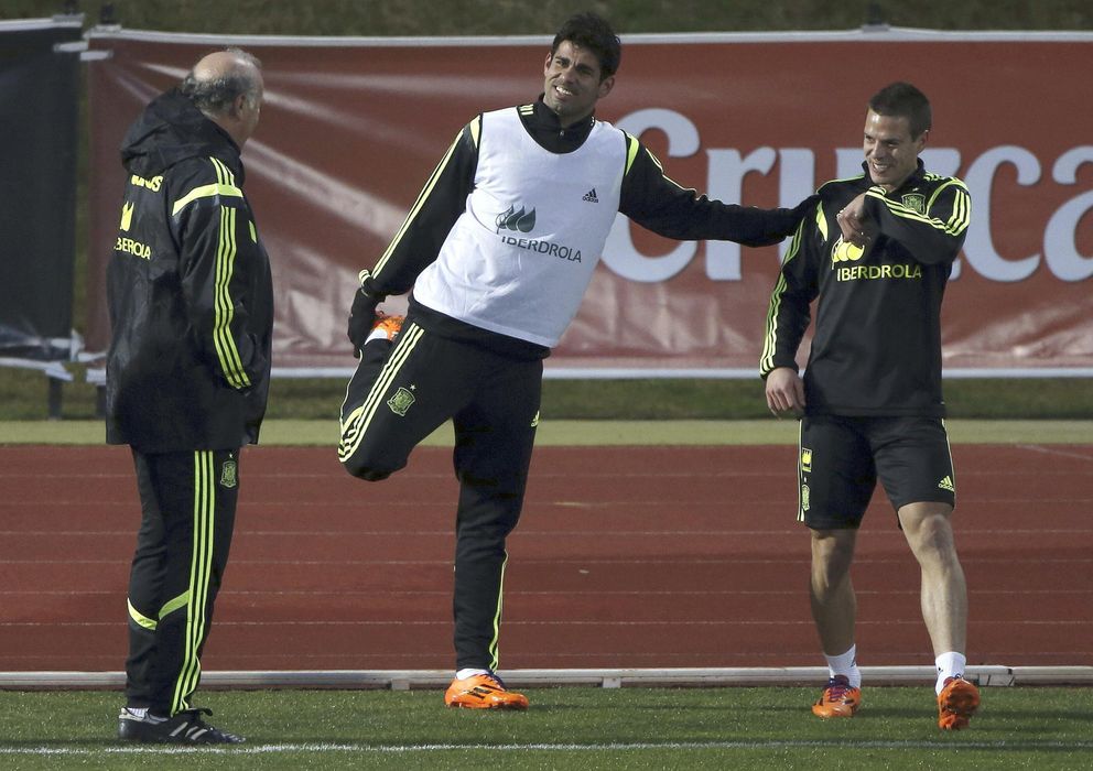 Foto: Diego Costa dialoga con Vicente del Bosque y César Azpilicueta durante el entrenamiento con la selección española.