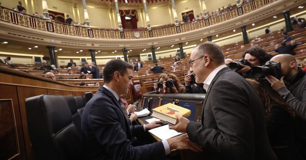 Foto: El portavoz del PDeCAT en el Congreso, Carles Campuzano (d), entrega un libro al presidente del Gobierno, Pedro Sánchez. (EFE)