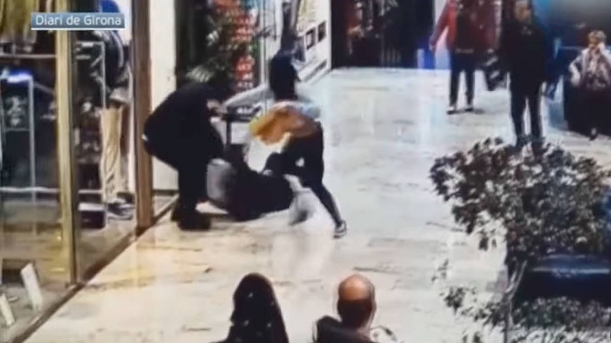 Los clientes de un centro comercial abortan el robo con fuerza de un violento ladrón