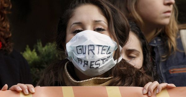 Foto: Una joven del Colectivo contra la Corrupción protesta ante el Tribunal Superior de Justiccia de Valencia en 2011. (EFE)