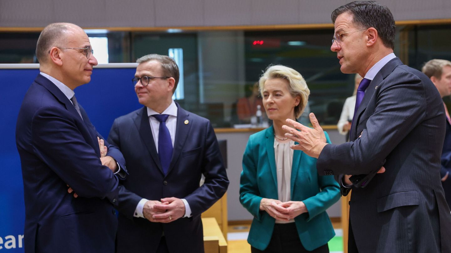 Líderes europeos charlan con Letta durante la presentación de su informe ante el Consejo Europeo. (Reuters)