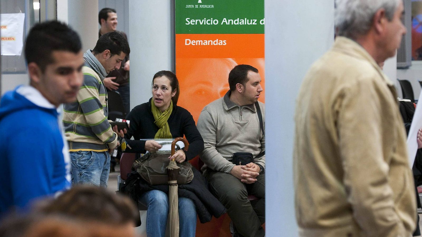 Foto: Numerosas personas esperan a ser atendidas dentro de una oficina de empleo en la localidad sevillana de Dos Hermanas. (EFE)