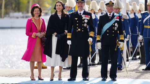 Mary de Dinamarca, con broche homenaje, se reencuentra en Suecia con unas Victoria y Estelle conjuntadas