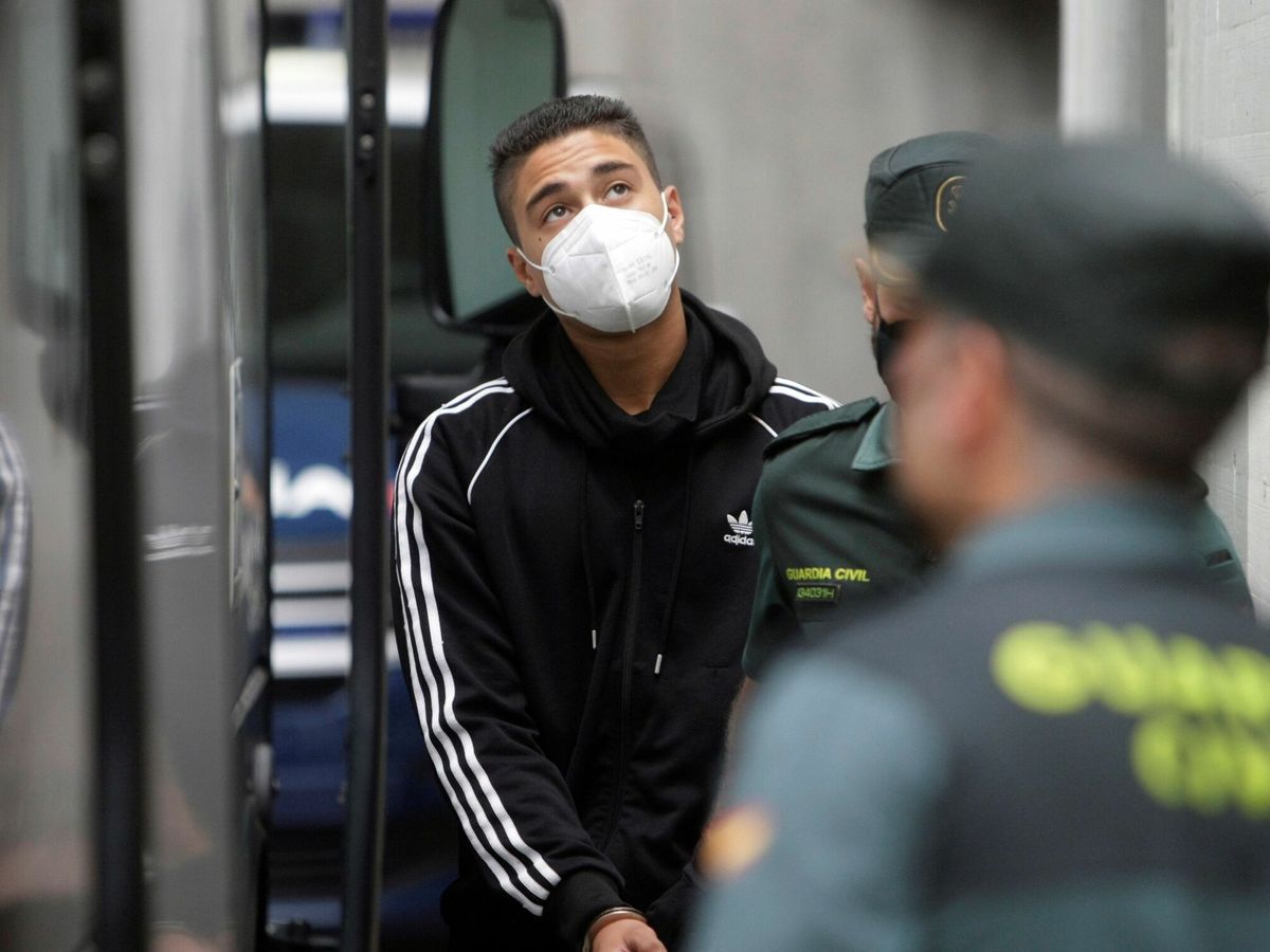 Foto: Uno de los detenidos por el crimen de Samuel en A Coruña. (EFE/Cabalar)
