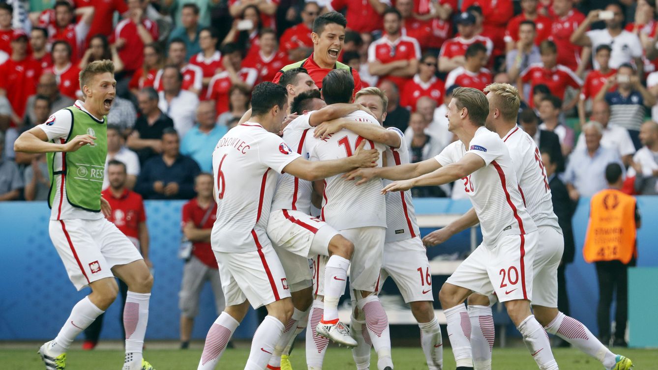 Krychowiak es abrazado por sus compañeros tras marcar el penalti que colocó a Polonia en los cuartos de final (Reuters)