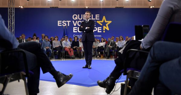 Foto: El presidente francés Emmanuel Macron durante unas sesiones de consultas de ciudadanos sobre Europa, en Epinal. (Reuters)