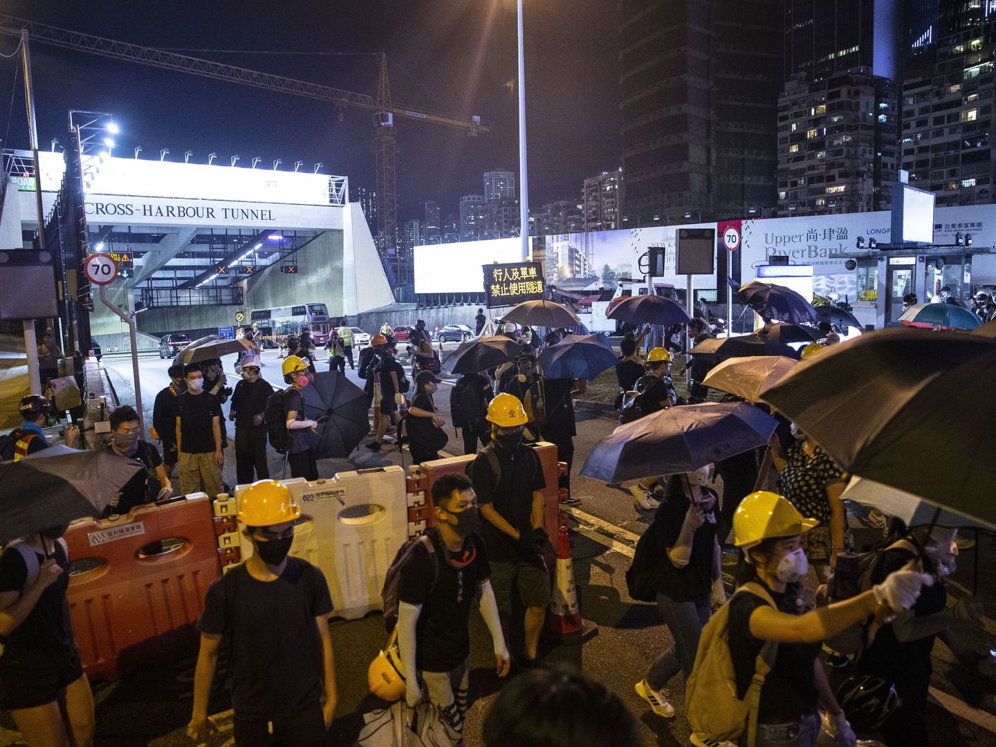 Manifestantes levantan barricadas en Hong Kong. (EFE)