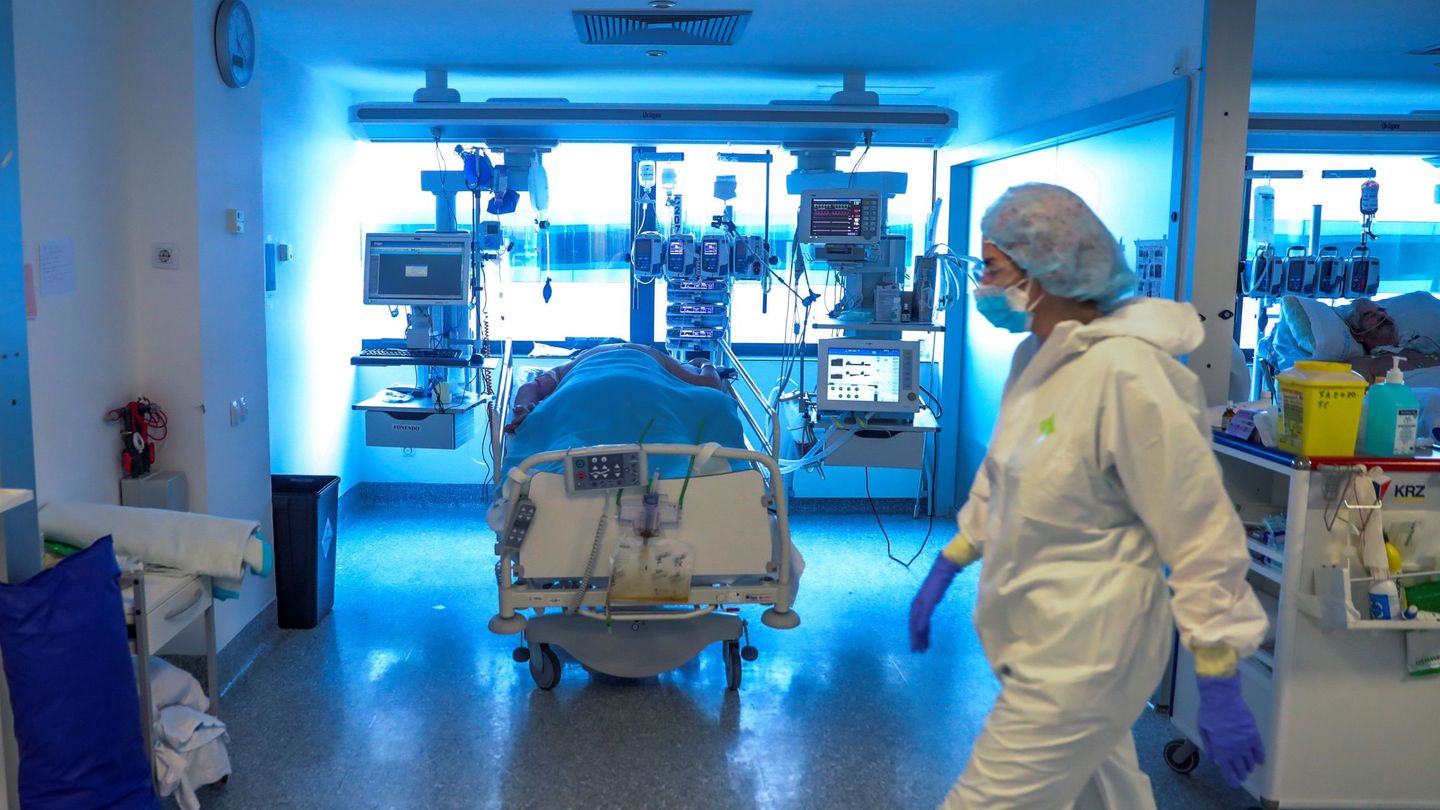 Personal sanitario en una UCI de un hospital de Madrid. (EFE)