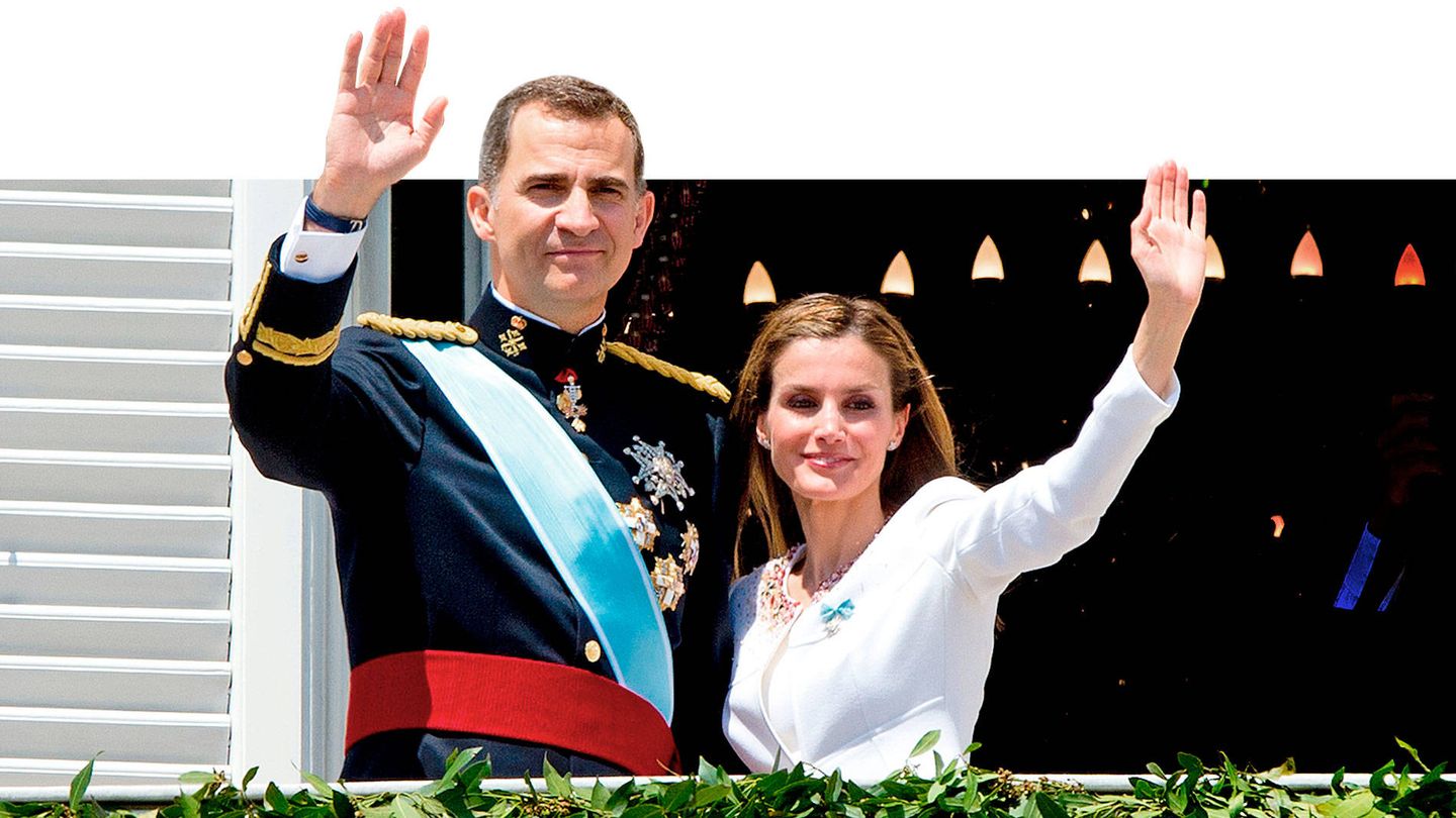 Los reyes Felipe y Letizia saludan desde el Palacio Real el día de su proclamación. (Cordon Press)