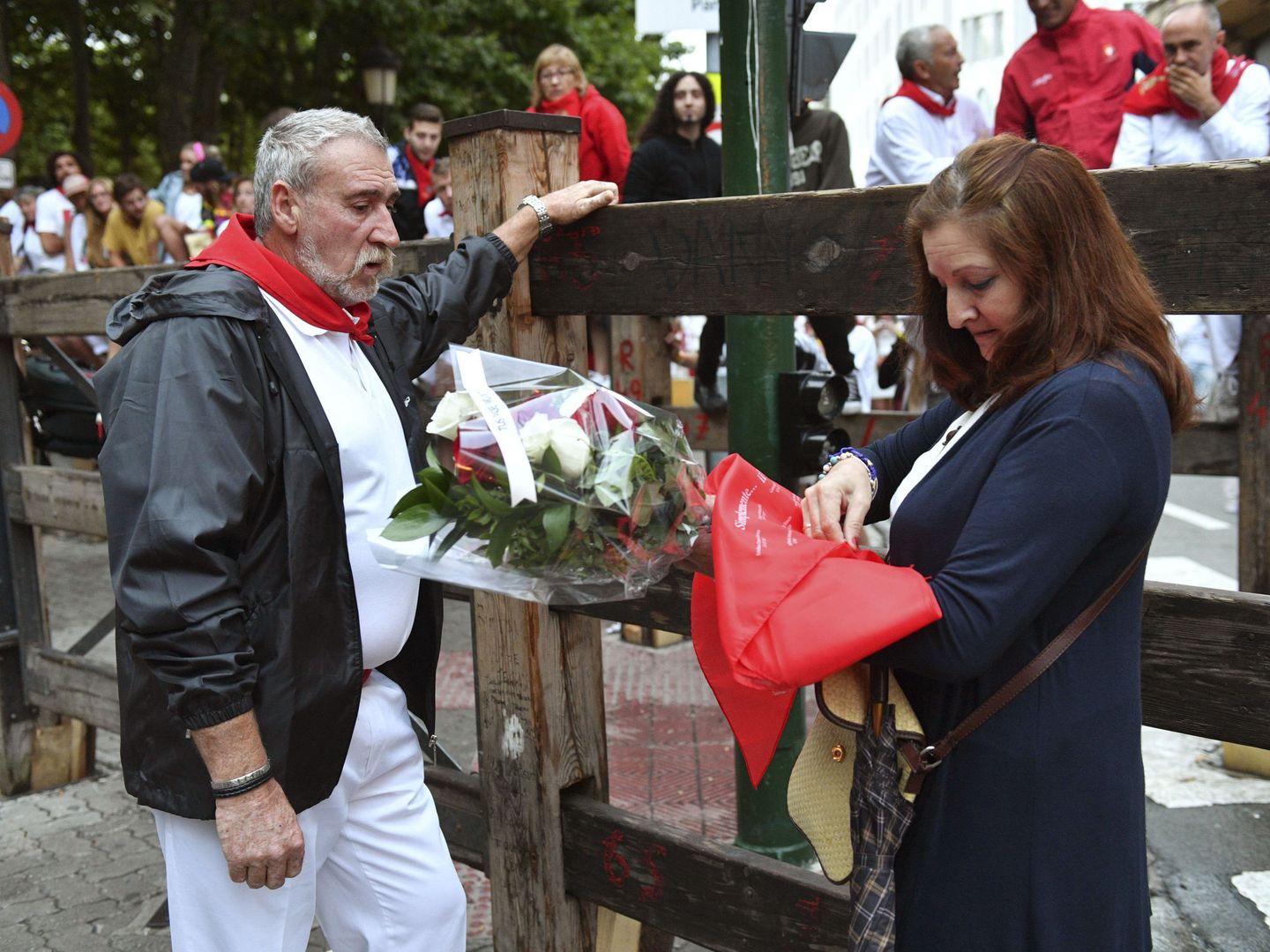 Los padres de Daniel Jimeno, último corredor fallecido en los encierros de Pamplona, colocan flores en el poste 66 del vallado del tramo de Telefónica (EFE/Fernández)