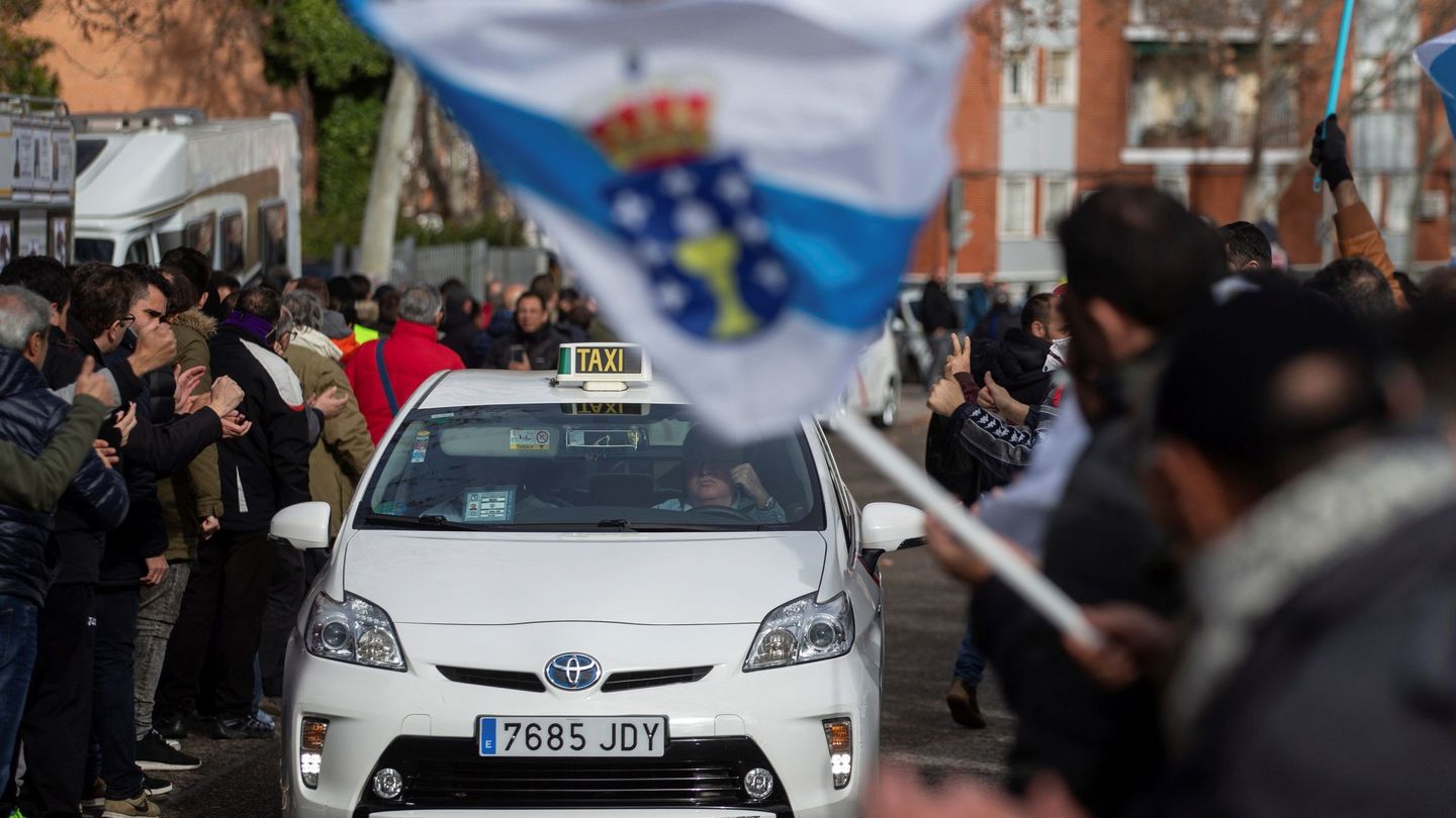 Taxistas gallegos se suman a la concentración llevada a cabo por el colectivo en el madrileño barrio de Vallecas. (EFE)