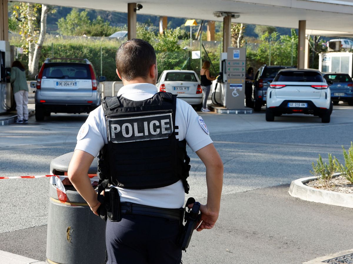 Foto: Un agente de Policía francés en una imagen de archivo. (Reuters/Eric Gaillard)