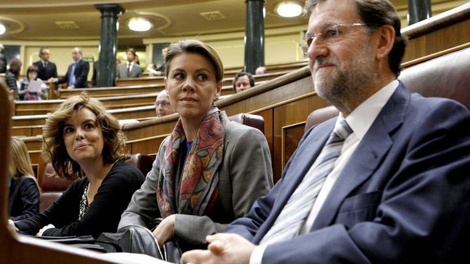 Foto: Las ministras Soraya Sáenz de Santamaría y María Dolores de Cospedal, junto al presidente Mariano Rajoy en el Congreso de los Diputados. (EFE)