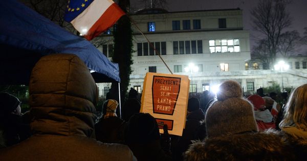 Foto: Protesta por la reforma judicial ante el Senado polaco, en Varsovia. (EFE) 