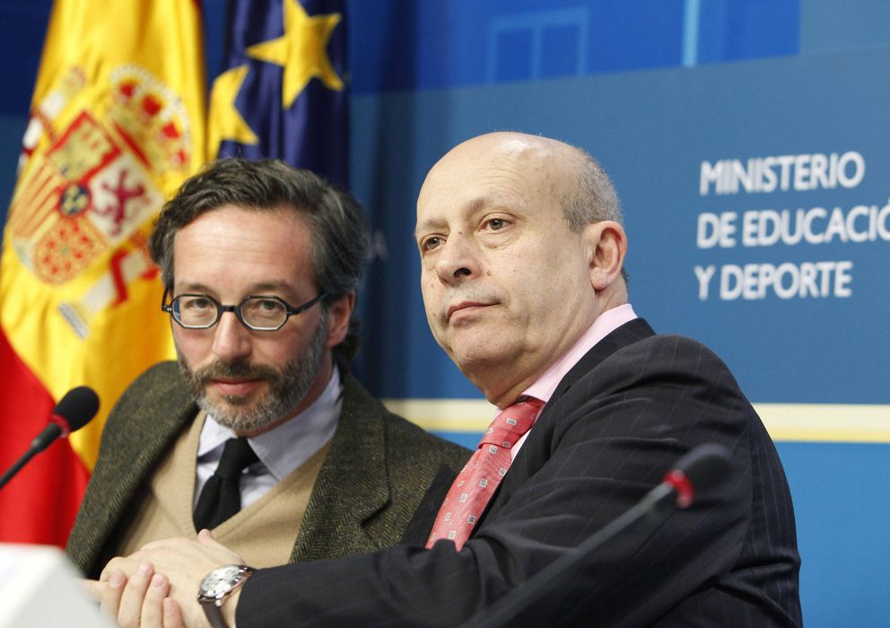 Foto: El ministro de Educación, Cultura y Deportes, Juan Ignacio Wert, acompañado por el secretario de Estado de Cultura, José María Lassalle, en 2012. (EFE)