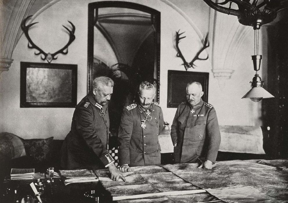 Foto: El mariscal Hindenburg, a la izquierda del emperador Guillermo II. A la derecha, el general Ludendorff.