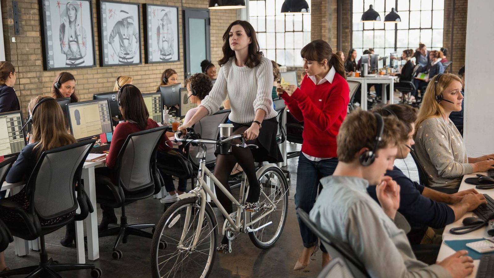 Foto: No hace falta llegar tan lejos como en la película 'El becario'. Lo de la bici dentro de la oficina ya es excesivo.