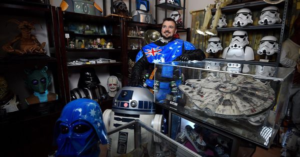 Foto: Un fanático australiano de Star Wars posa con su colección. (Efe)