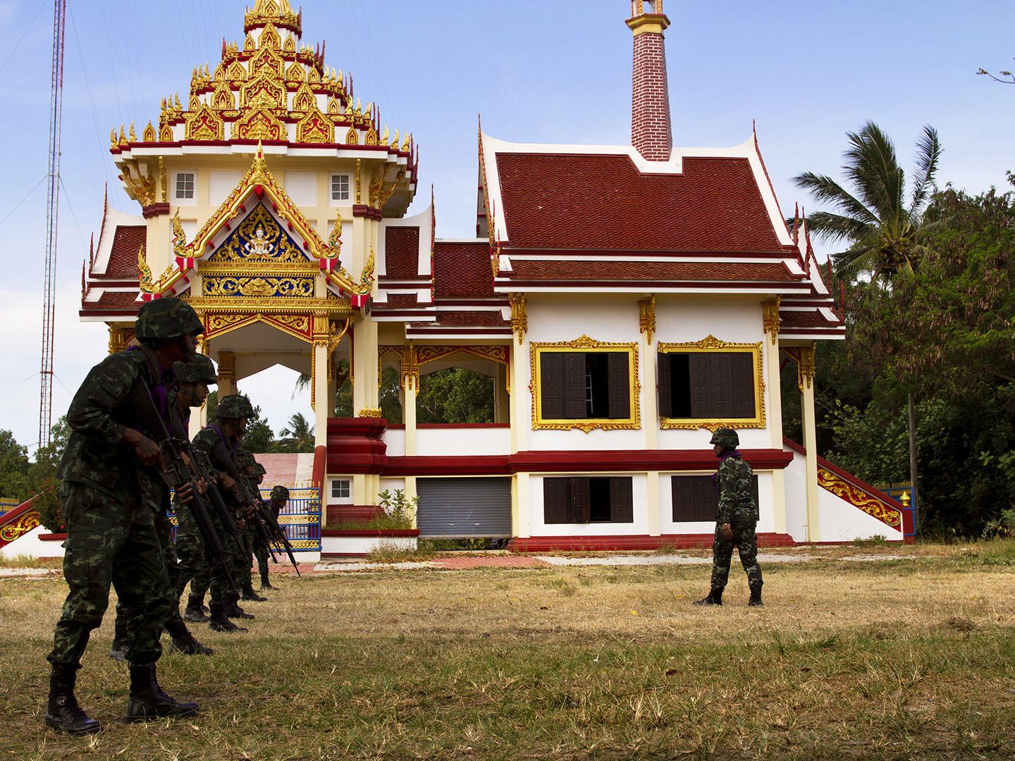 Soldados entrenan en los jardines del templo Lak Muang (Biel Calderón)