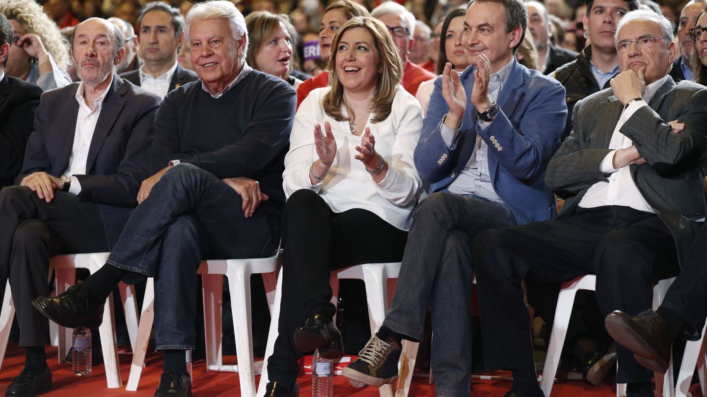 Díaz, con Rubalcaba, González, Zapatero y Alfonso Guerra, el 26 de marzo de 2017. (EFE)