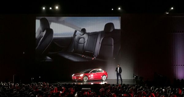 Foto: Elon Musk presenta el Model 3 de Tesla. (Reuters)