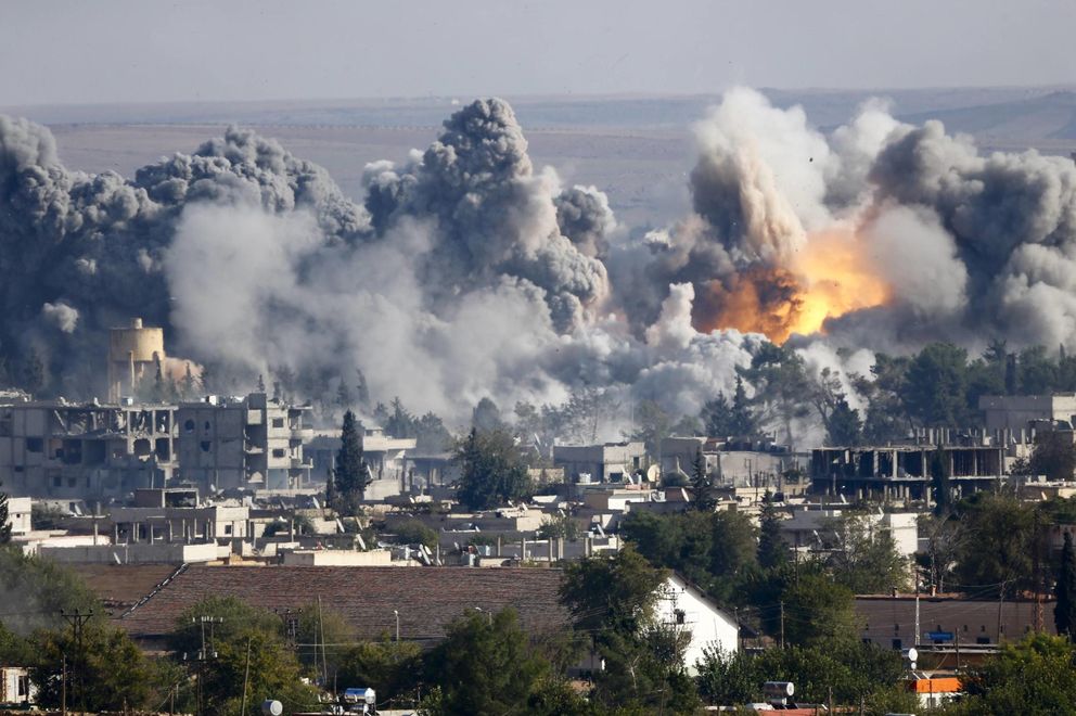 Ataque aéreo contra posiciones del Estado Islámico en la ciudad siria de Kobane (Reuters).