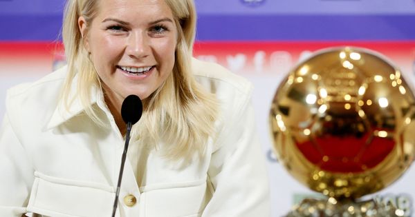 Foto: La noruega Ada Hegerberg, que juega en el Olympique de Lyon, con el Balón de Oro. (Reuters) 
