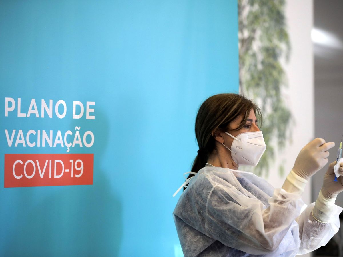 Foto: Una enfermera prepara una dosis de vacuna en Envendos, Portugal. (EFE)
