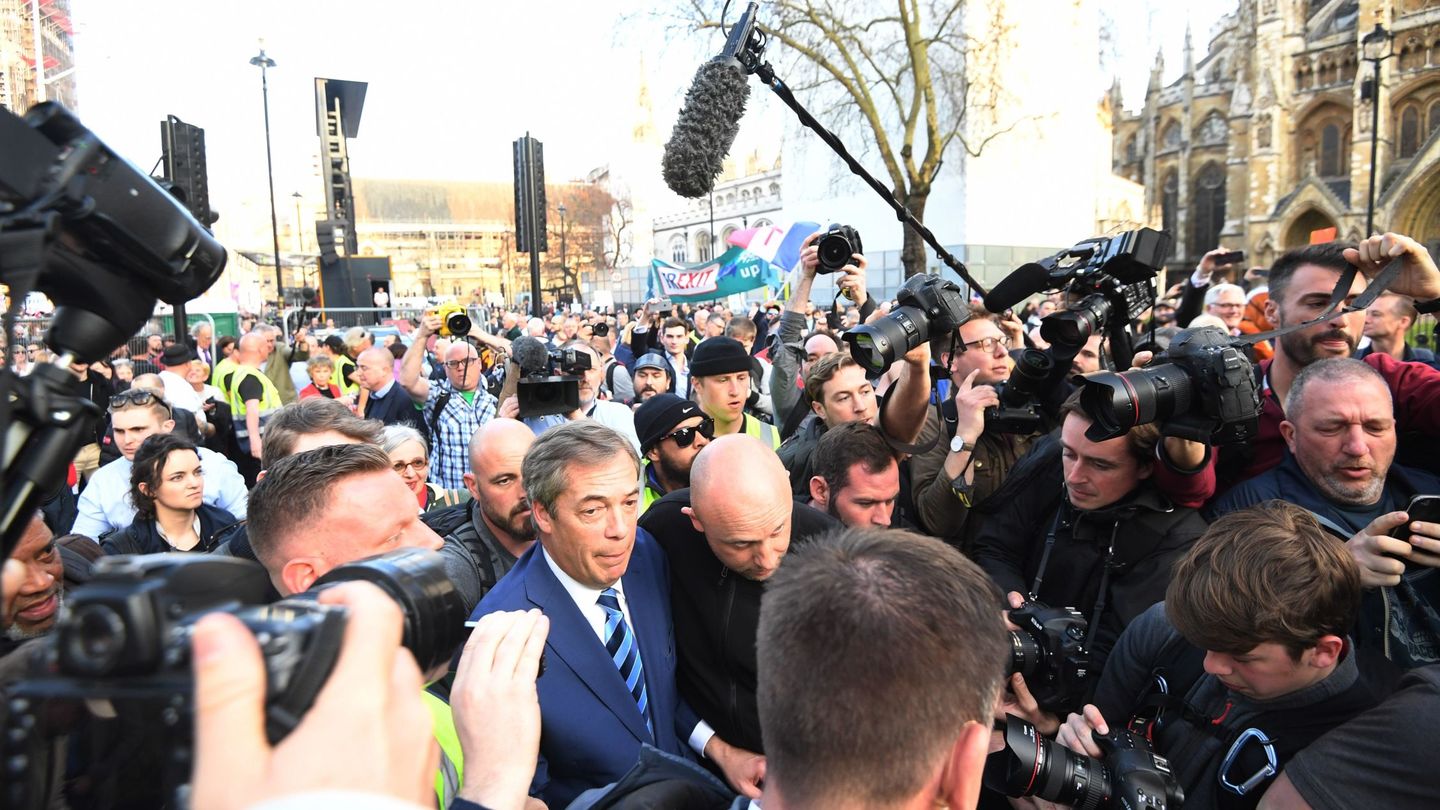 El eurodiputado Nigel Farage (c-i) se une a cientos de manifestantes a su salida del Parlamento en Londres. (EFE)