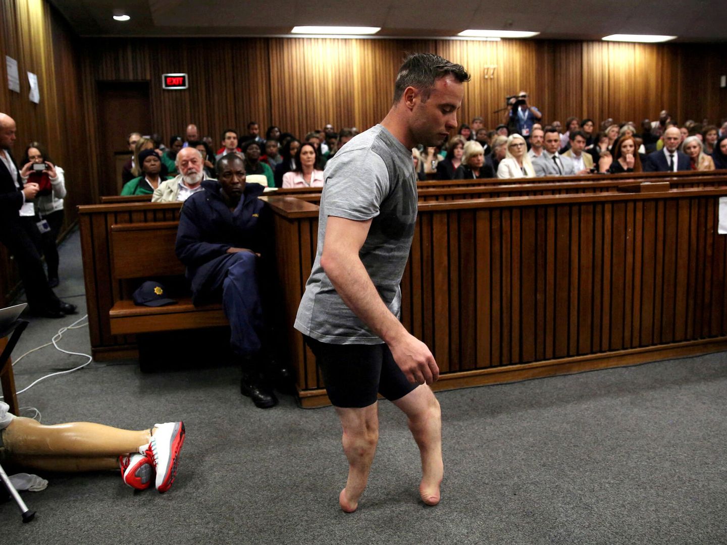 Oscar Pistorius camino sin las prótesis para declarar en el juicio por el asesinato de Reeva Steenkamp (REUTERS/Siphiwe Sibeko).
