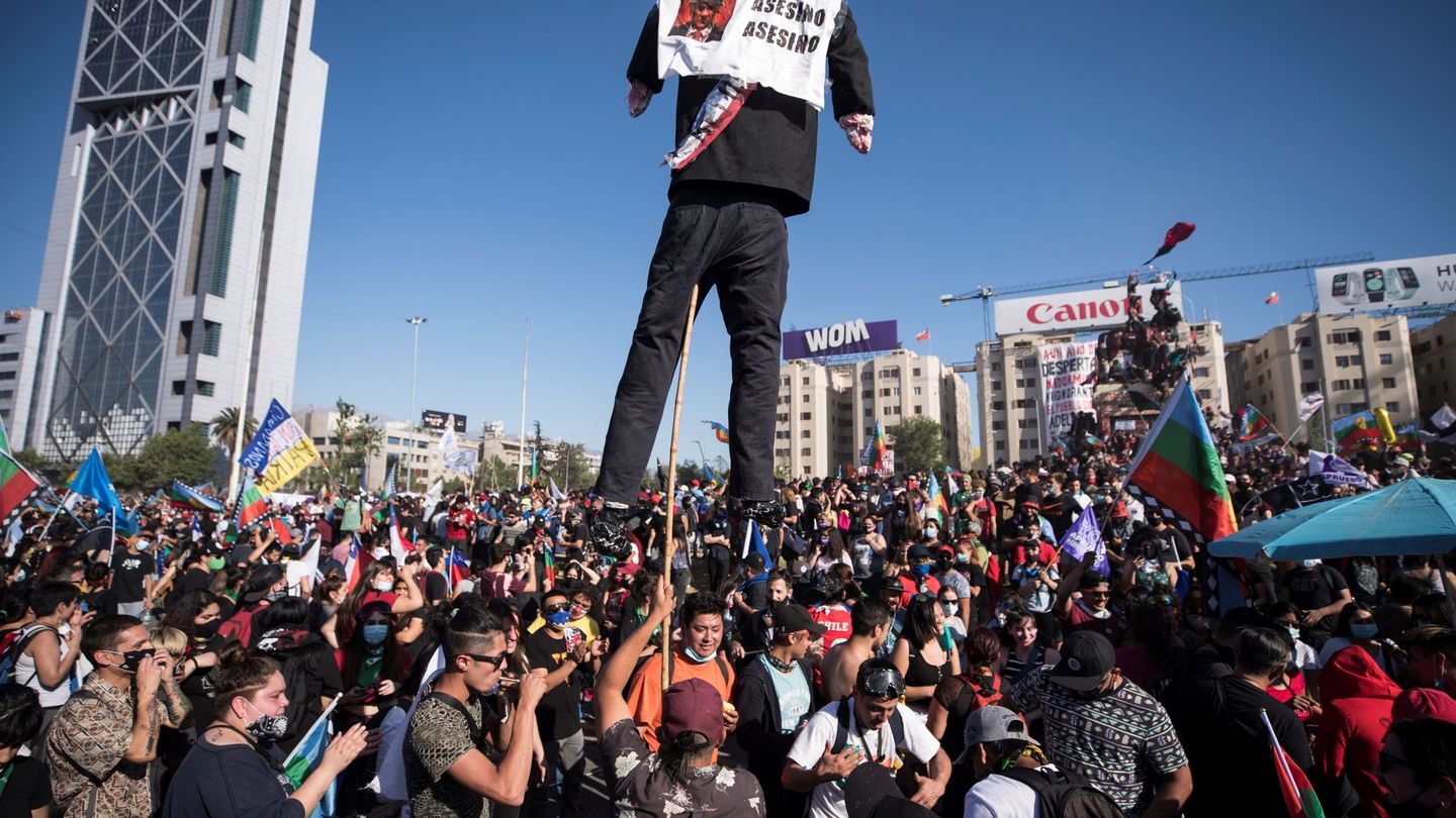 Miles de manifestantes protestan hoy, domingo en la Plaza de Italia, rebautizada popularmente como 'Plaza Dignidad', durante el primer aniversario de las protestas que sacudieron todo el país austral y que tuvieron su epicentro en la capital chilena, en Santiago. EFE Alberto Valdés