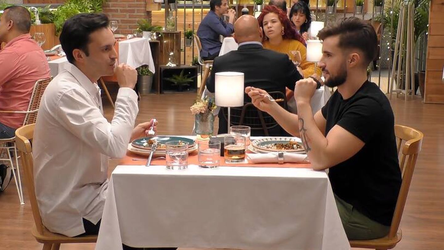 Saúl junto Antonio en 'First Dates'. (Mediaset)