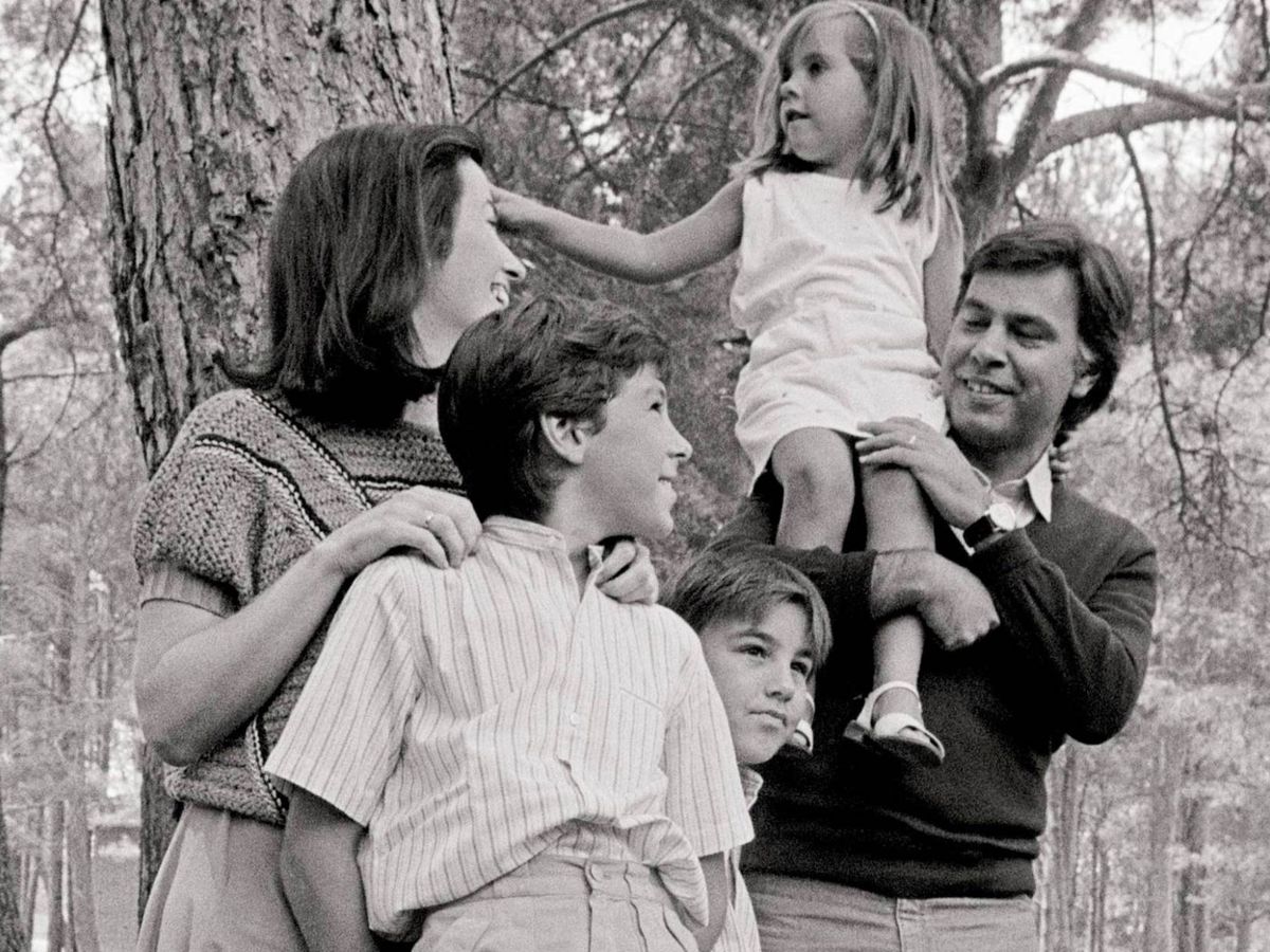 Foto: Felipe González con su ex mujer y sus hijos en Doñana. (Efe)