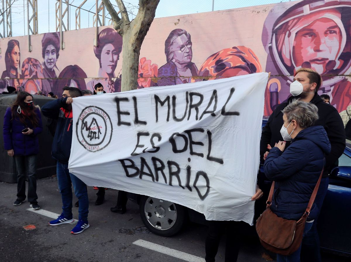 Foto: Ciudadanos exigen al Ayuntamiento de Madrid que no borre mural feminista. (EFE)