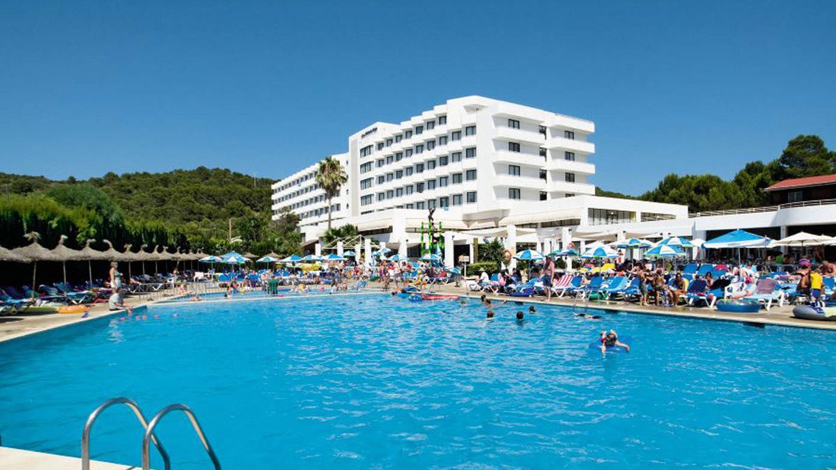 Un turista inglés pide una compensación tras salvar a dos niños en una piscina de Menorca
